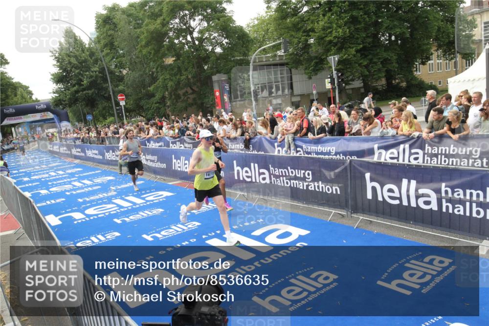 29.06.2025 - hella hamburg halbmarathon Michael Strokosch http://msf.ph/oto/8536635 29.06.2025 10:28:28 Ziel  meine-sportfotos.de