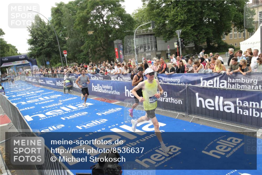 29.06.2025 - hella hamburg halbmarathon Michael Strokosch http://msf.ph/oto/8536637 29.06.2025 10:28:28 Ziel  meine-sportfotos.de