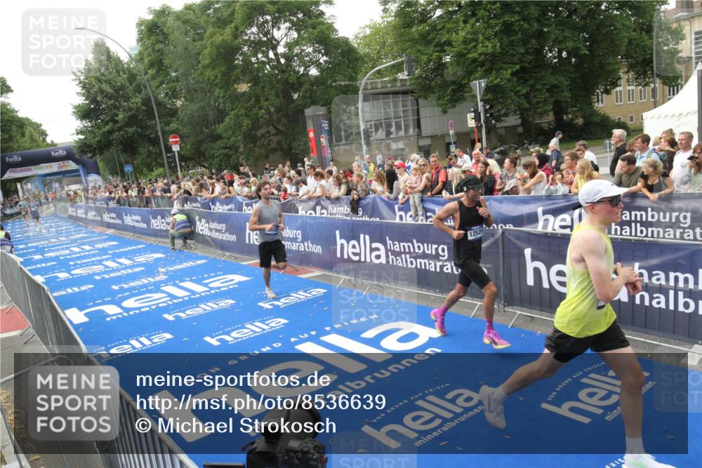 29.06.2025 - hella hamburg halbmarathon Michael Strokosch http://msf.ph/oto/8536639 29.06.2025 10:28:28 Ziel  meine-sportfotos.de
