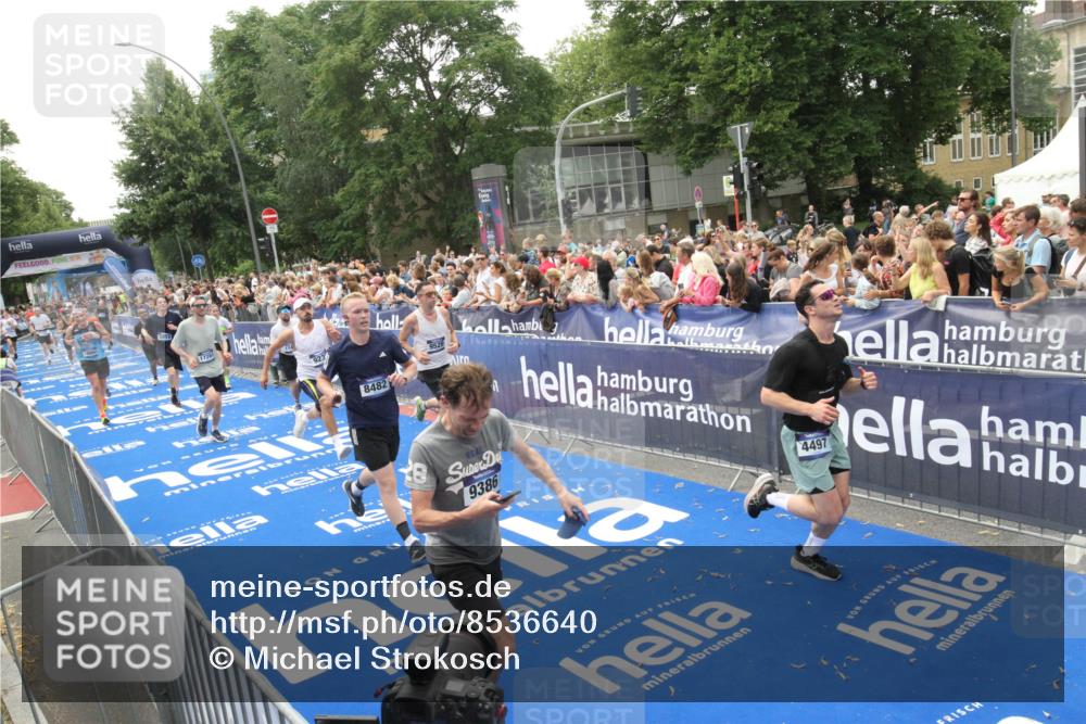 29.06.2025 - hella hamburg halbmarathon Michael Strokosch http://msf.ph/oto/8536640 29.06.2025 10:46:37 Ziel  meine-sportfotos.de