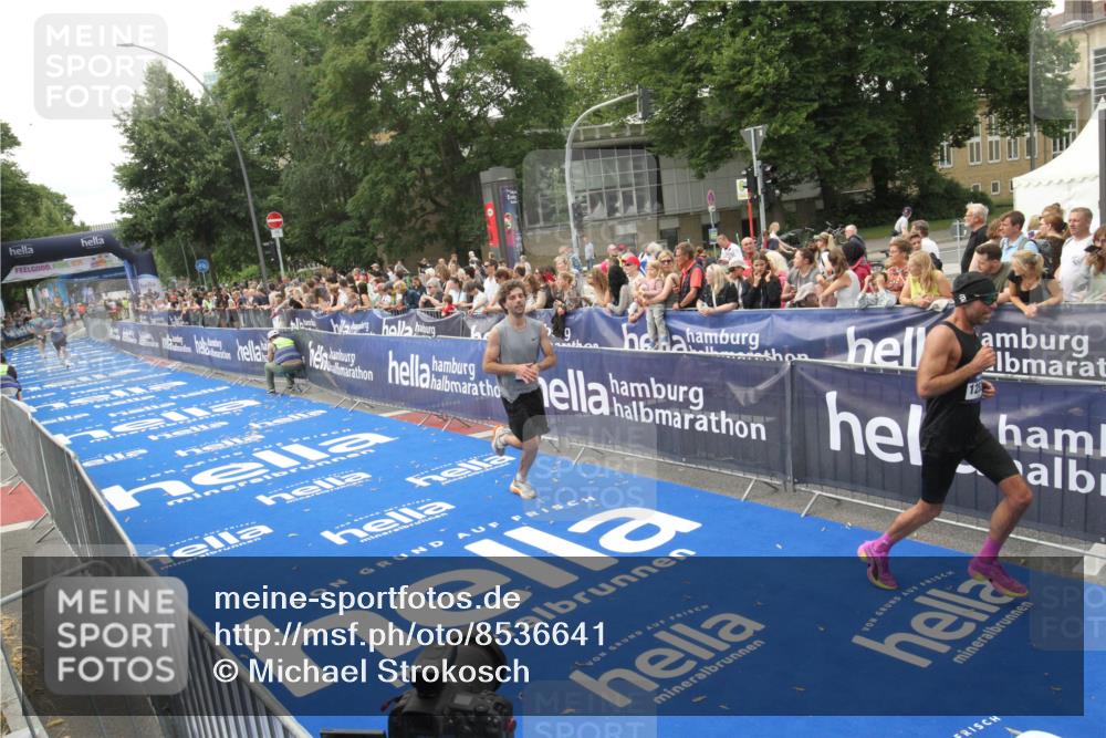29.06.2025 - hella hamburg halbmarathon Michael Strokosch http://msf.ph/oto/8536641 29.06.2025 10:28:29 Ziel  meine-sportfotos.de