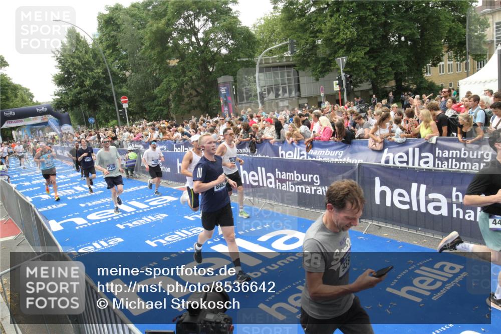 29.06.2025 - hella hamburg halbmarathon Michael Strokosch http://msf.ph/oto/8536642 29.06.2025 10:46:38 Ziel  meine-sportfotos.de