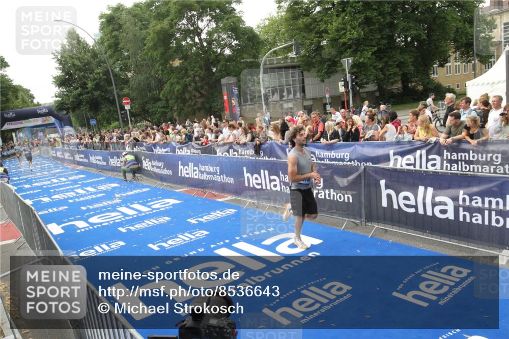 29.06.2025 - hella hamburg halbmarathon Michael Strokosch http://msf.ph/oto/8536643 29.06.2025 10:28:29 Ziel  meine-sportfotos.de
