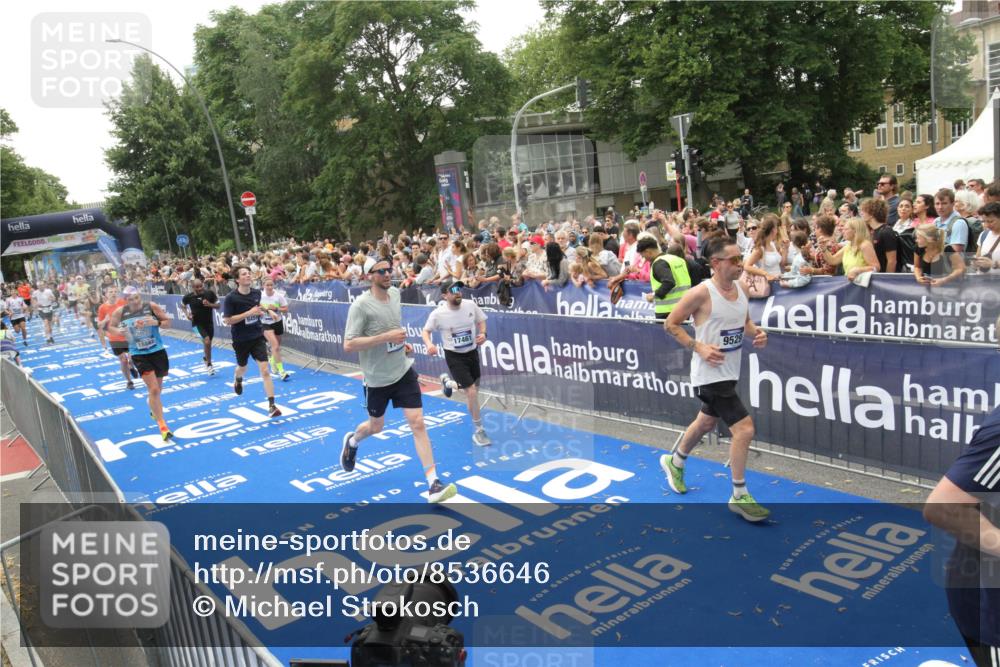 29.06.2025 - hella hamburg halbmarathon Michael Strokosch http://msf.ph/oto/8536646 29.06.2025 10:46:39 Ziel  meine-sportfotos.de