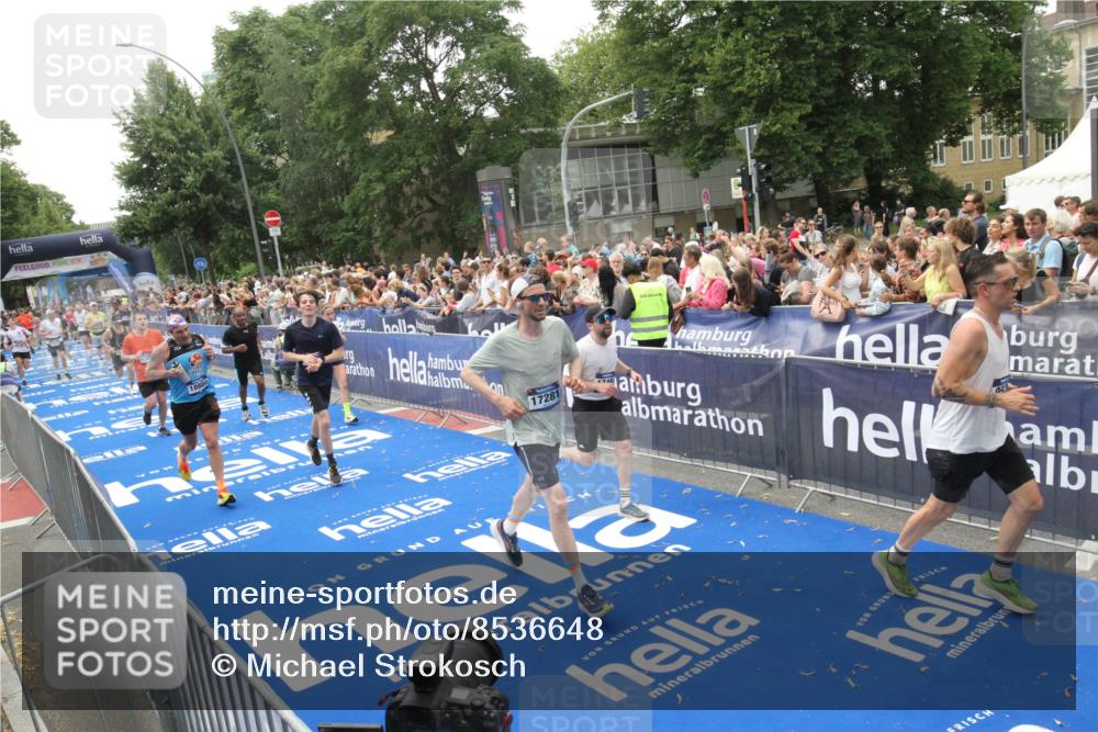 29.06.2025 - hella hamburg halbmarathon Michael Strokosch http://msf.ph/oto/8536648 29.06.2025 10:46:39 Ziel  meine-sportfotos.de