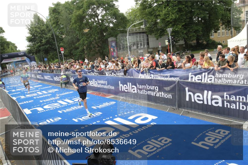 29.06.2025 - hella hamburg halbmarathon Michael Strokosch http://msf.ph/oto/8536649 29.06.2025 10:28:33 Ziel  meine-sportfotos.de