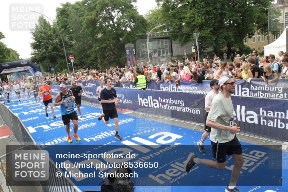 29.06.2025 - hella hamburg halbmarathon Michael Strokosch http://msf.ph/oto/8536650 29.06.2025 10:46:39 Ziel  meine-sportfotos.de