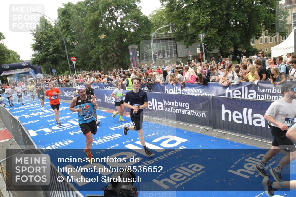 29.06.2025 - hella hamburg halbmarathon Michael Strokosch http://msf.ph/oto/8536652 29.06.2025 10:46:40 Ziel  meine-sportfotos.de