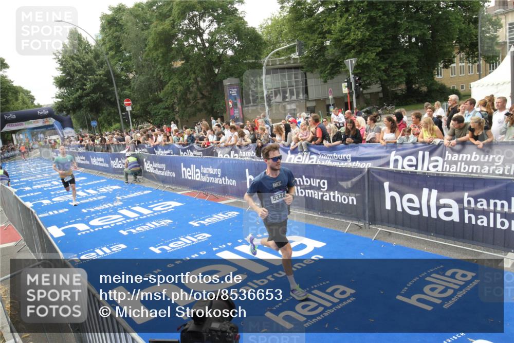 29.06.2025 - hella hamburg halbmarathon Michael Strokosch http://msf.ph/oto/8536653 29.06.2025 10:28:34 Ziel  meine-sportfotos.de