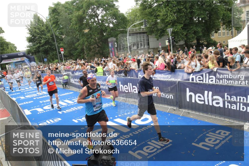 29.06.2025 - hella hamburg halbmarathon Michael Strokosch http://msf.ph/oto/8536654 29.06.2025 10:46:40 Ziel  meine-sportfotos.de