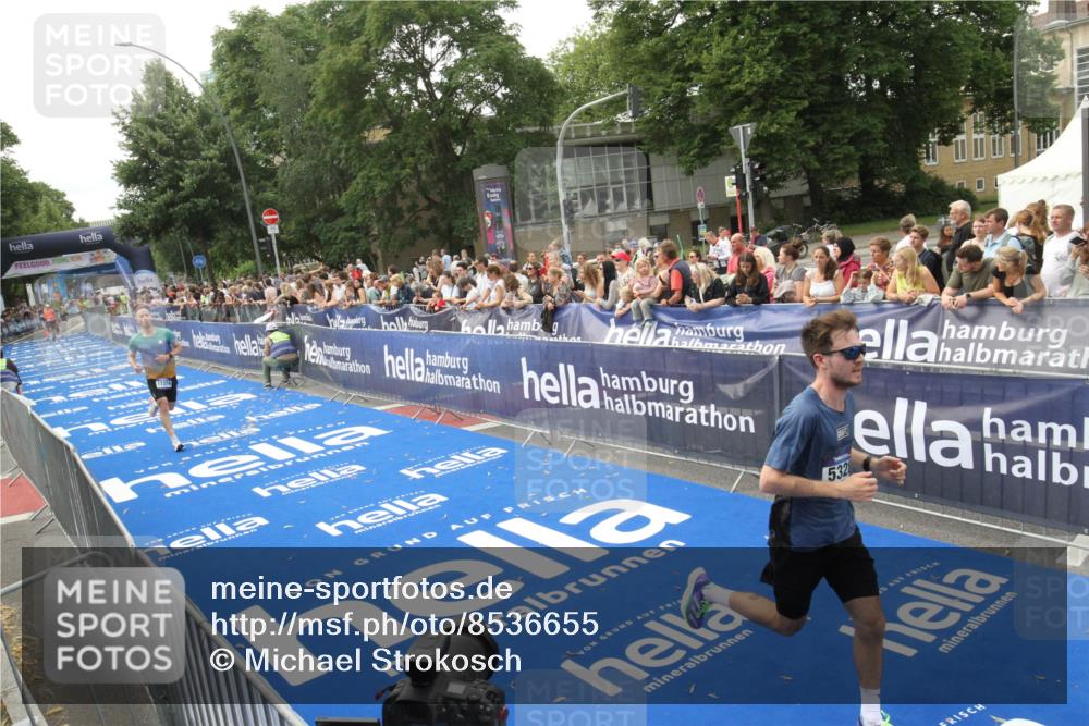 29.06.2025 - hella hamburg halbmarathon Michael Strokosch http://msf.ph/oto/8536655 29.06.2025 10:28:34 Ziel  meine-sportfotos.de