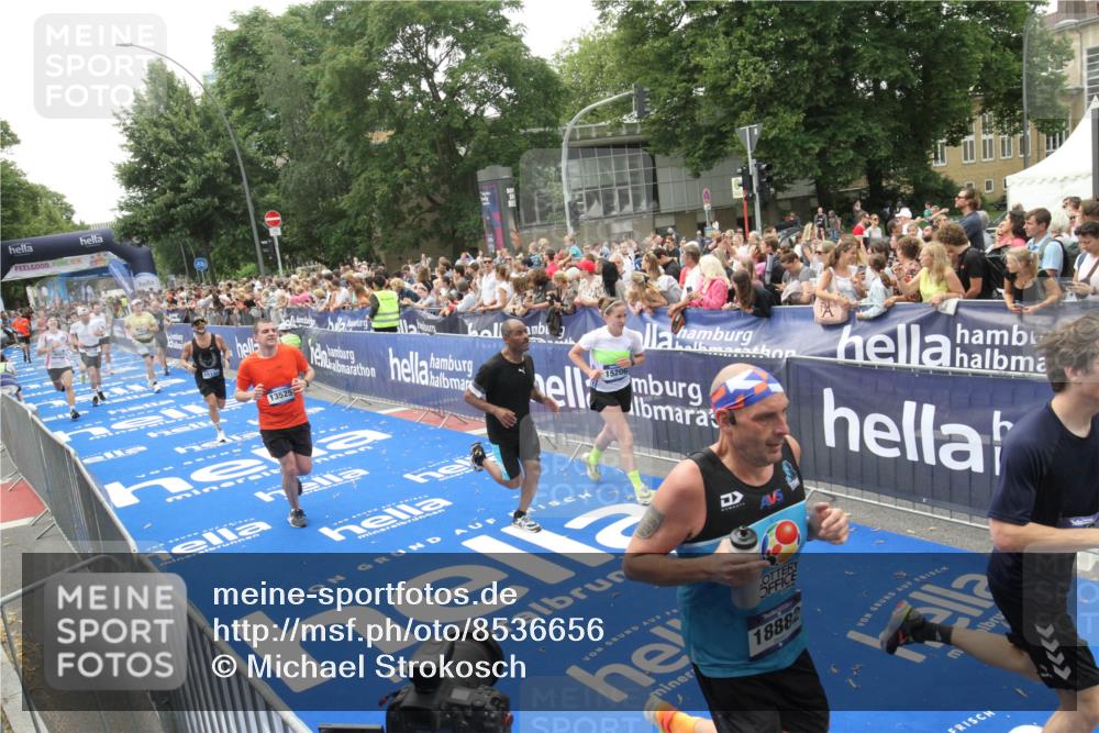 29.06.2025 - hella hamburg halbmarathon Michael Strokosch http://msf.ph/oto/8536656 29.06.2025 10:46:41 Ziel  meine-sportfotos.de