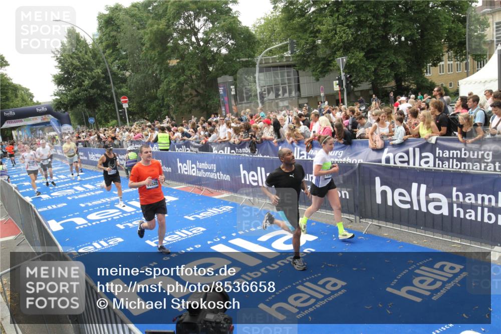 29.06.2025 - hella hamburg halbmarathon Michael Strokosch http://msf.ph/oto/8536658 29.06.2025 10:46:41 Ziel  meine-sportfotos.de