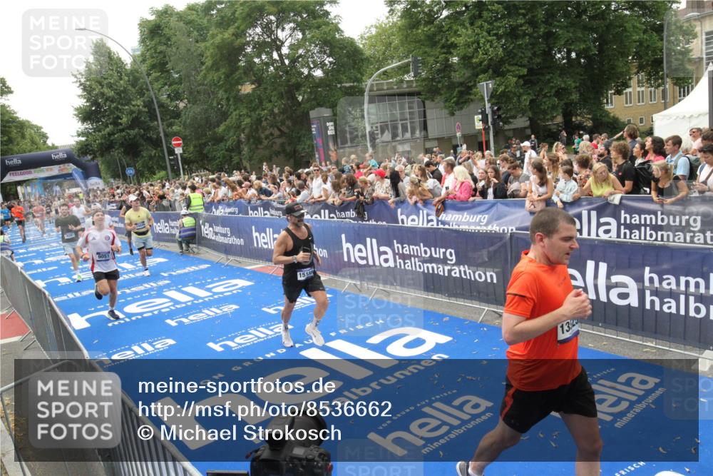 29.06.2025 - hella hamburg halbmarathon Michael Strokosch http://msf.ph/oto/8536662 29.06.2025 10:46:42 Ziel  meine-sportfotos.de