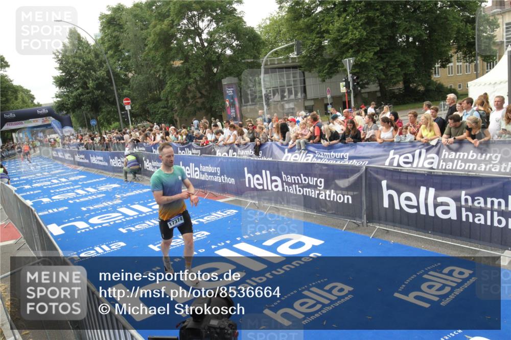 29.06.2025 - hella hamburg halbmarathon Michael Strokosch http://msf.ph/oto/8536664 29.06.2025 10:28:36 Ziel  meine-sportfotos.de