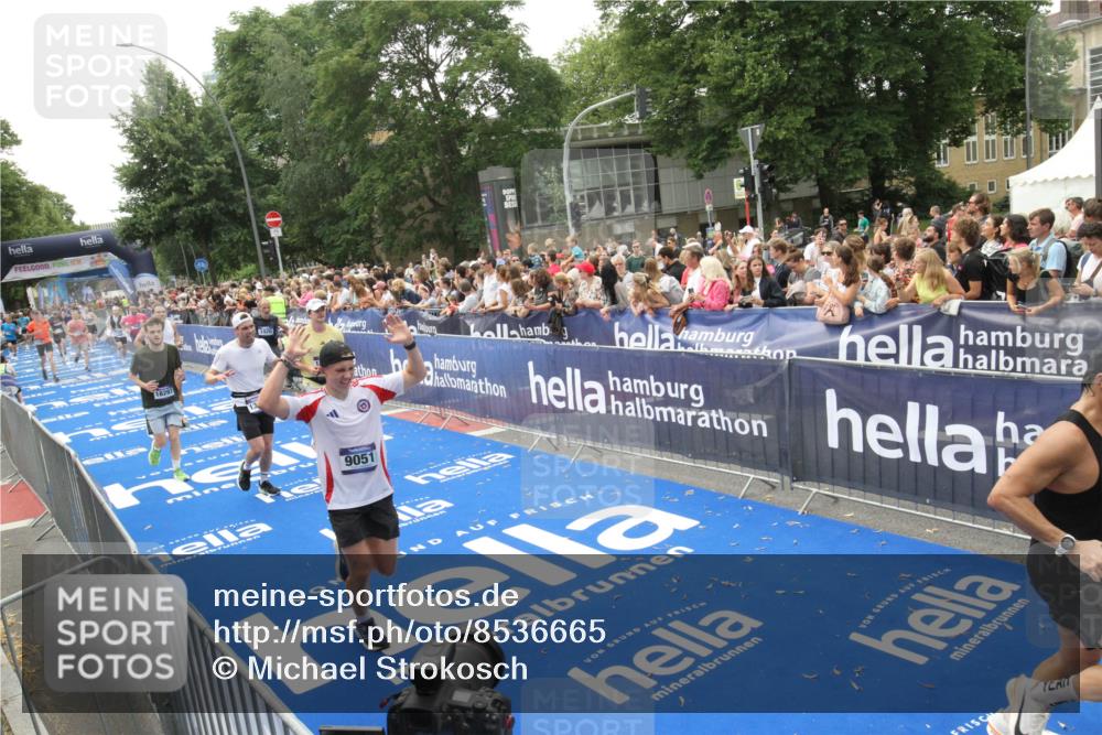 29.06.2025 - hella hamburg halbmarathon Michael Strokosch http://msf.ph/oto/8536665 29.06.2025 10:46:43 Ziel  meine-sportfotos.de