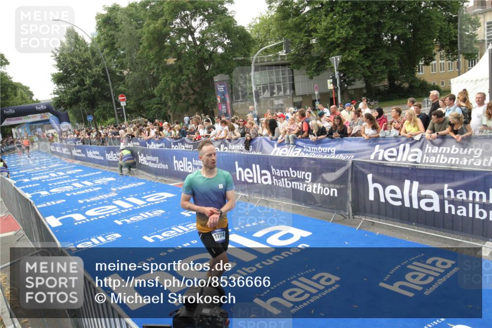 29.06.2025 - hella hamburg halbmarathon Michael Strokosch http://msf.ph/oto/8536666 29.06.2025 10:28:36 Ziel  meine-sportfotos.de