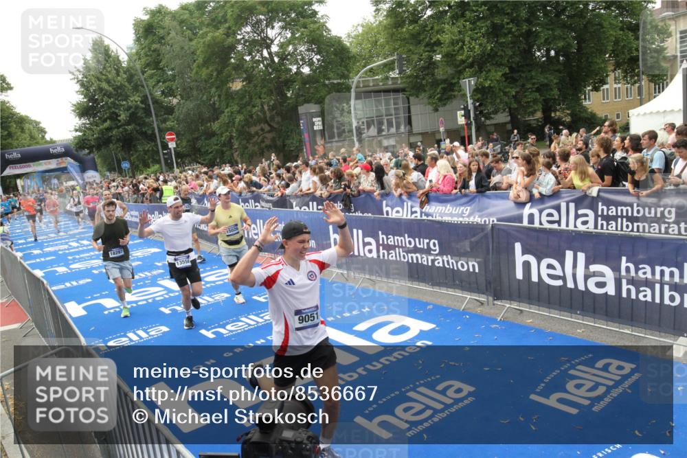 29.06.2025 - hella hamburg halbmarathon Michael Strokosch http://msf.ph/oto/8536667 29.06.2025 10:46:44 Ziel  meine-sportfotos.de