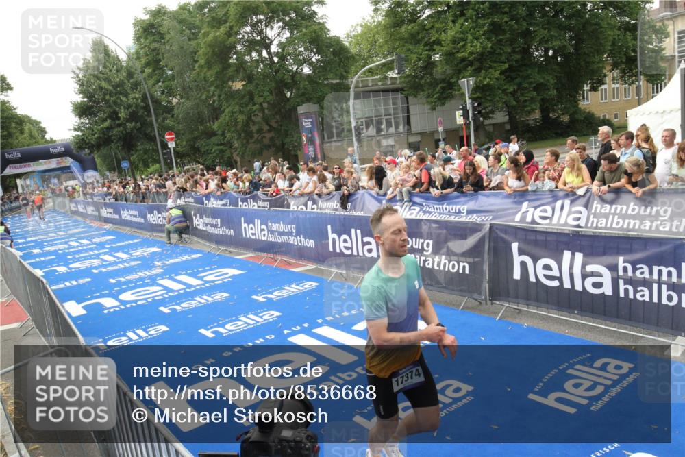 29.06.2025 - hella hamburg halbmarathon Michael Strokosch http://msf.ph/oto/8536668 29.06.2025 10:28:37 Ziel  meine-sportfotos.de