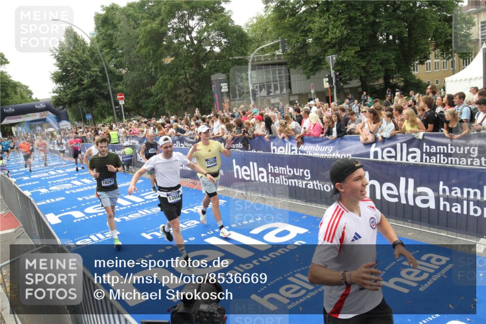29.06.2025 - hella hamburg halbmarathon Michael Strokosch http://msf.ph/oto/8536669 29.06.2025 10:46:44 Ziel  meine-sportfotos.de