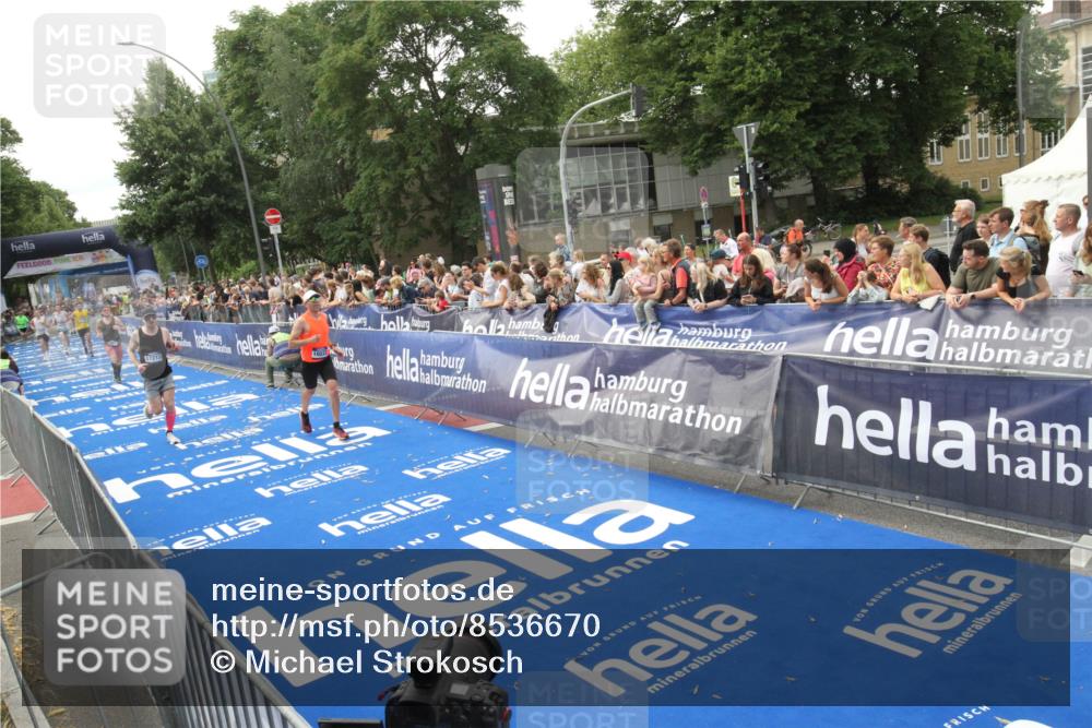 29.06.2025 - hella hamburg halbmarathon Michael Strokosch http://msf.ph/oto/8536670 29.06.2025 10:28:43 Ziel  meine-sportfotos.de