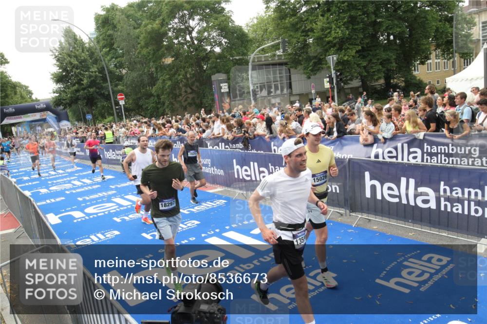 29.06.2025 - hella hamburg halbmarathon Michael Strokosch http://msf.ph/oto/8536673 29.06.2025 10:46:45 Ziel  meine-sportfotos.de