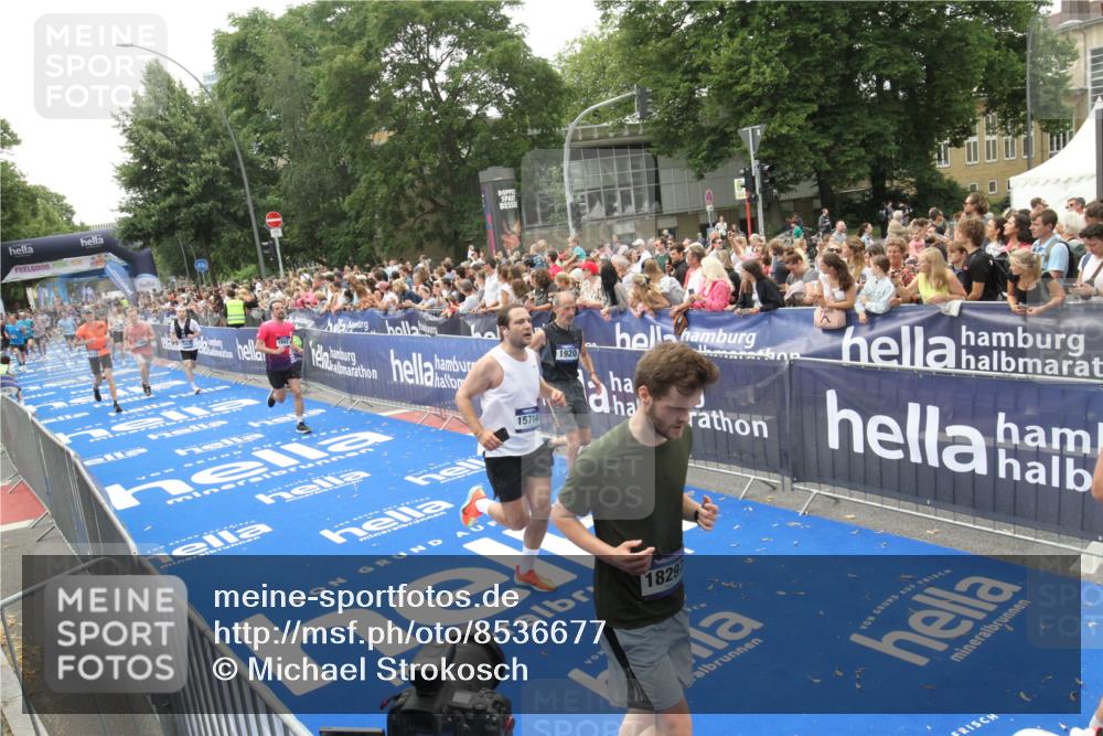 29.06.2025 - hella hamburg halbmarathon Michael Strokosch http://msf.ph/oto/8536677 29.06.2025 10:46:46 Ziel  meine-sportfotos.de