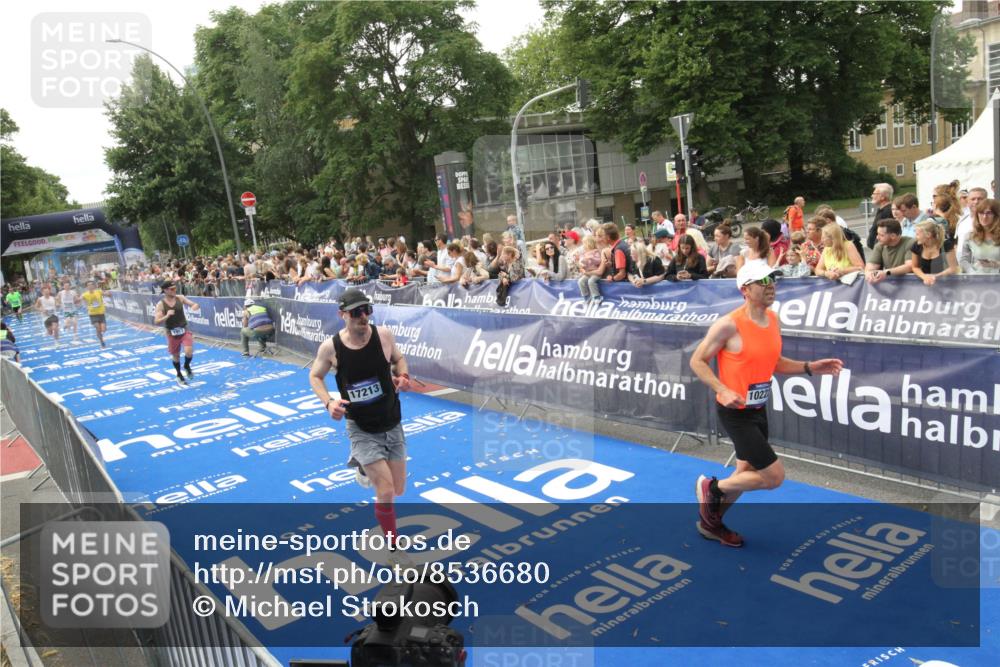 29.06.2025 - hella hamburg halbmarathon Michael Strokosch http://msf.ph/oto/8536680 29.06.2025 10:28:45 Ziel  meine-sportfotos.de