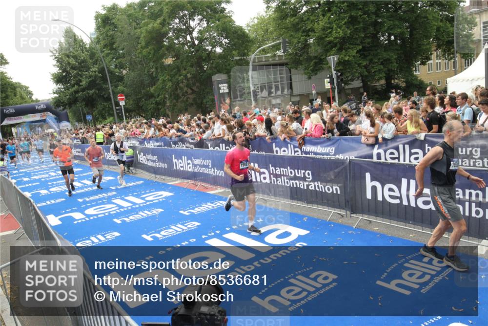 29.06.2025 - hella hamburg halbmarathon Michael Strokosch http://msf.ph/oto/8536681 29.06.2025 10:46:47 Ziel  meine-sportfotos.de