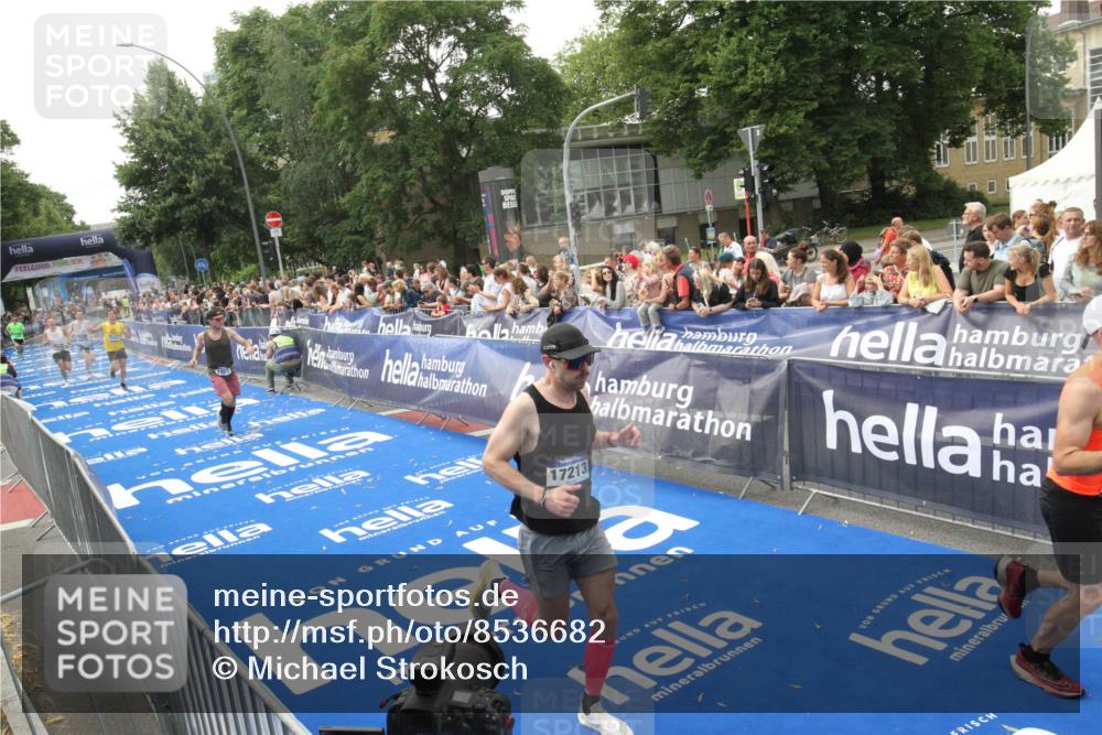 29.06.2025 - hella hamburg halbmarathon Michael Strokosch http://msf.ph/oto/8536682 29.06.2025 10:28:45 Ziel  meine-sportfotos.de