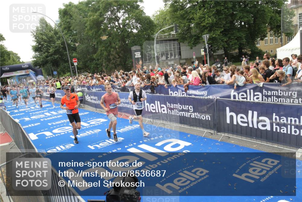 29.06.2025 - hella hamburg halbmarathon Michael Strokosch http://msf.ph/oto/8536687 29.06.2025 10:46:48 Ziel  meine-sportfotos.de