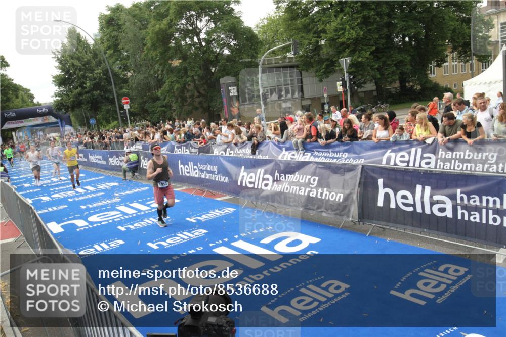 29.06.2025 - hella hamburg halbmarathon Michael Strokosch http://msf.ph/oto/8536688 29.06.2025 10:28:46 Ziel  meine-sportfotos.de