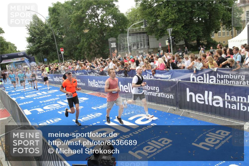 29.06.2025 - hella hamburg halbmarathon Michael Strokosch http://msf.ph/oto/8536689 29.06.2025 10:46:49 Ziel  meine-sportfotos.de