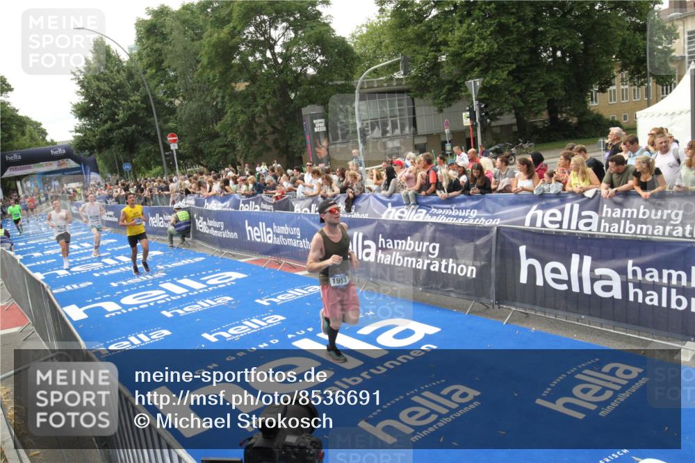29.06.2025 - hella hamburg halbmarathon Michael Strokosch http://msf.ph/oto/8536691 29.06.2025 10:28:47 Ziel  meine-sportfotos.de