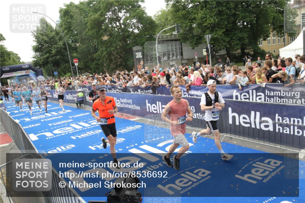 29.06.2025 - hella hamburg halbmarathon Michael Strokosch http://msf.ph/oto/8536692 29.06.2025 10:46:49 Ziel  meine-sportfotos.de