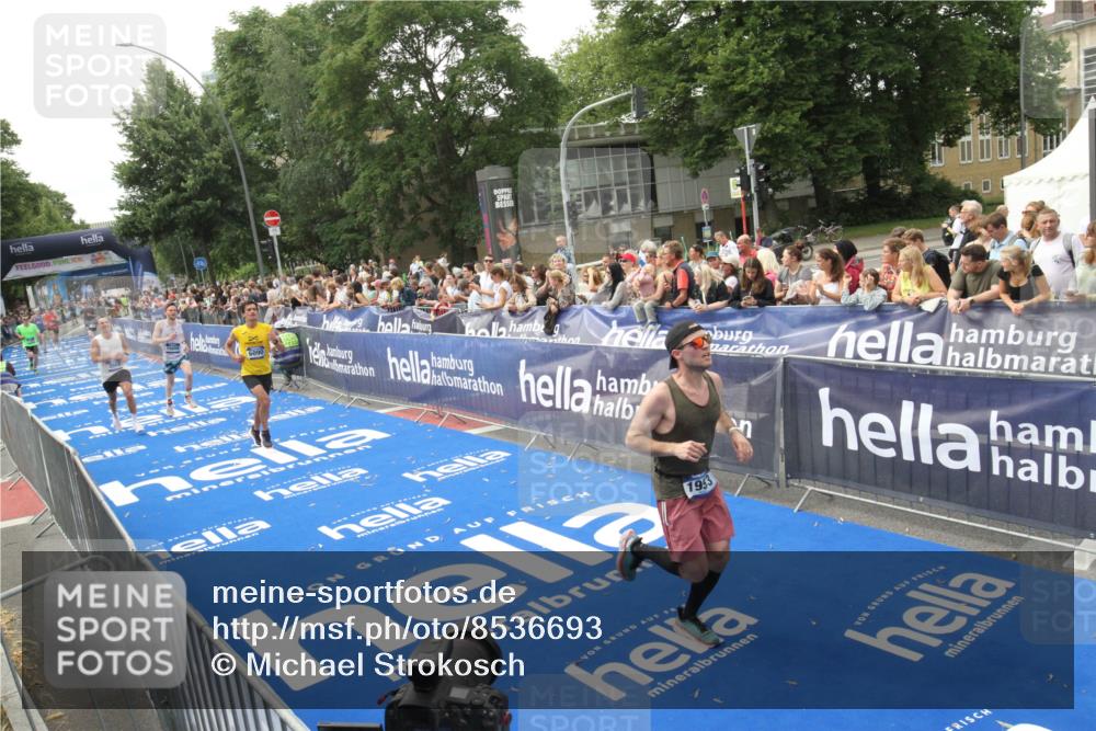29.06.2025 - hella hamburg halbmarathon Michael Strokosch http://msf.ph/oto/8536693 29.06.2025 10:28:47 Ziel  meine-sportfotos.de
