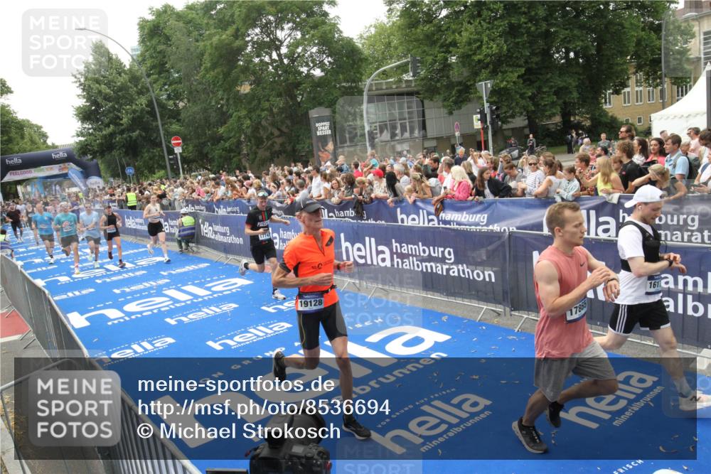 29.06.2025 - hella hamburg halbmarathon Michael Strokosch http://msf.ph/oto/8536694 29.06.2025 10:46:49 Ziel  meine-sportfotos.de