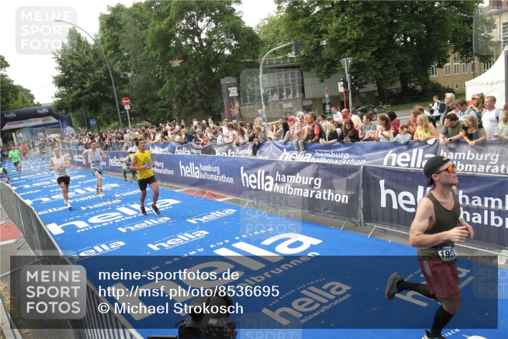 29.06.2025 - hella hamburg halbmarathon Michael Strokosch http://msf.ph/oto/8536695 29.06.2025 10:28:47 Ziel  meine-sportfotos.de
