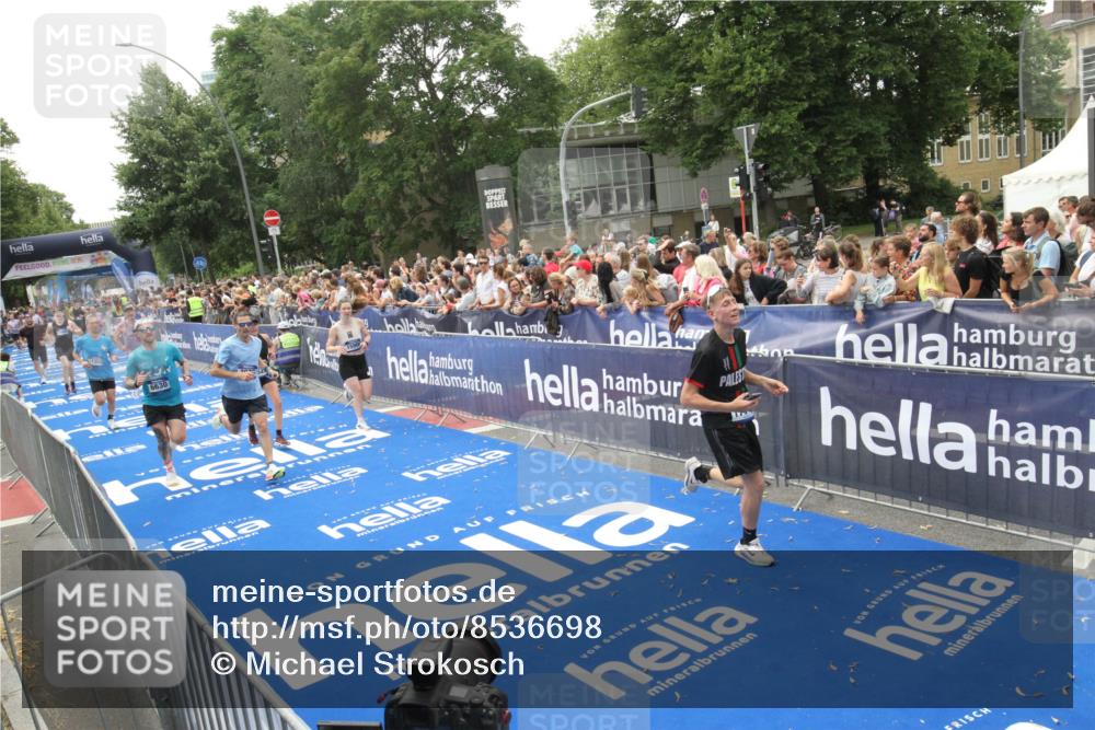 29.06.2025 - hella hamburg halbmarathon Michael Strokosch http://msf.ph/oto/8536698 29.06.2025 10:46:51 Ziel  meine-sportfotos.de