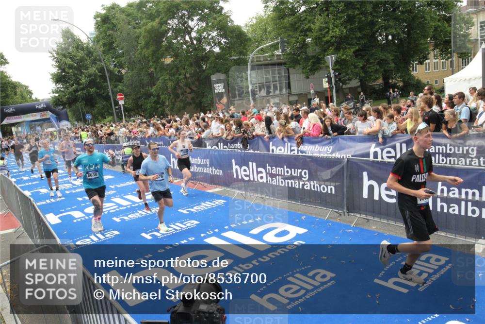 29.06.2025 - hella hamburg halbmarathon Michael Strokosch http://msf.ph/oto/8536700 29.06.2025 10:46:51 Ziel  meine-sportfotos.de