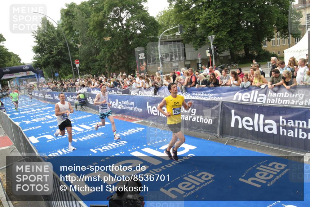 29.06.2025 - hella hamburg halbmarathon Michael Strokosch http://msf.ph/oto/8536701 29.06.2025 10:28:48 Ziel  meine-sportfotos.de