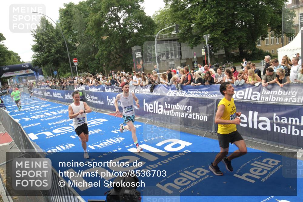 29.06.2025 - hella hamburg halbmarathon Michael Strokosch http://msf.ph/oto/8536703 29.06.2025 10:28:49 Ziel  meine-sportfotos.de