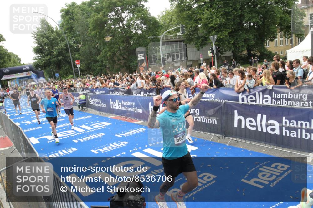 29.06.2025 - hella hamburg halbmarathon Michael Strokosch http://msf.ph/oto/8536706 29.06.2025 10:46:52 Ziel  meine-sportfotos.de