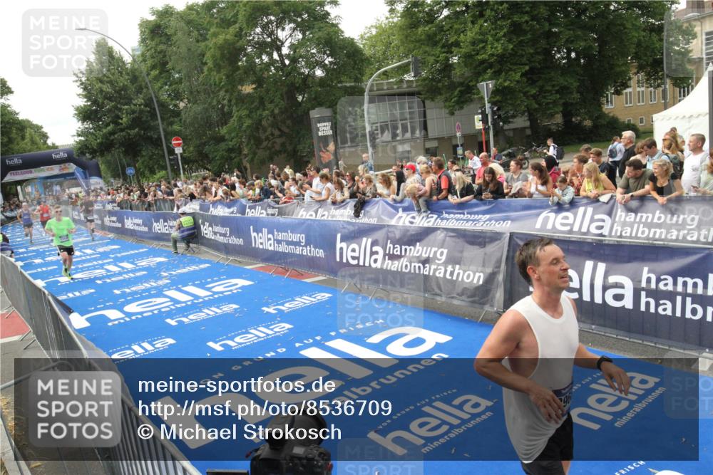 29.06.2025 - hella hamburg halbmarathon Michael Strokosch http://msf.ph/oto/8536709 29.06.2025 10:28:50 Ziel  meine-sportfotos.de