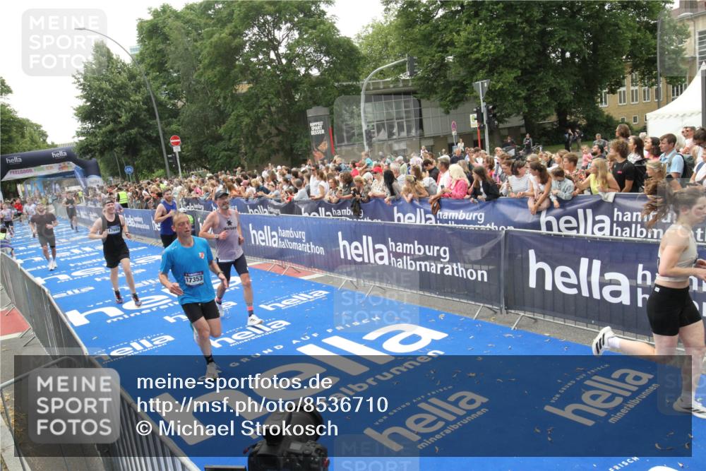 29.06.2025 - hella hamburg halbmarathon Michael Strokosch http://msf.ph/oto/8536710 29.06.2025 10:46:53 Ziel  meine-sportfotos.de