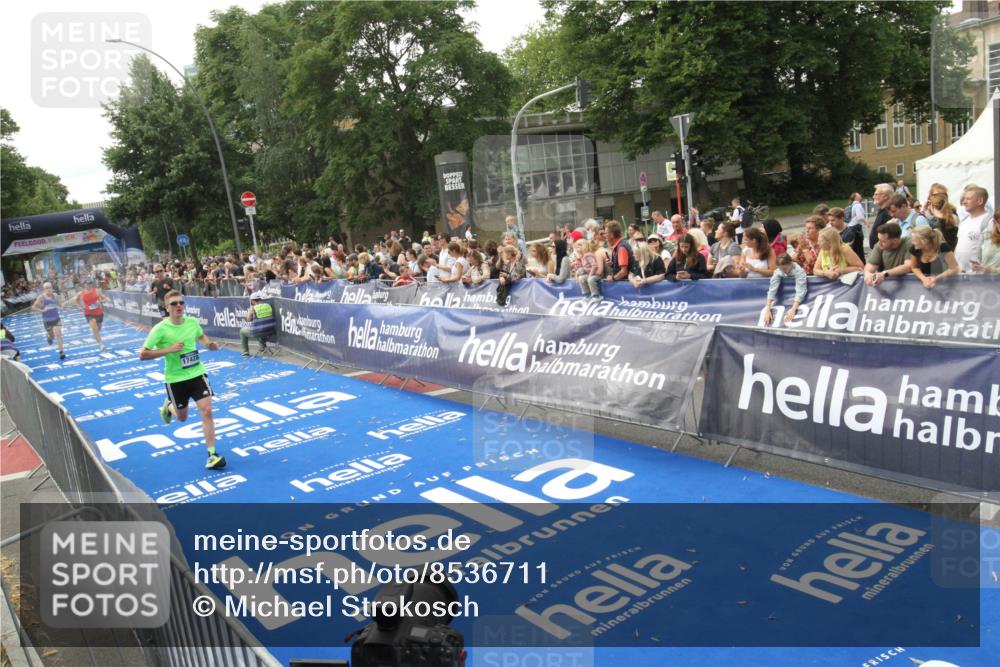 29.06.2025 - hella hamburg halbmarathon Michael Strokosch http://msf.ph/oto/8536711 29.06.2025 10:28:51 Ziel  meine-sportfotos.de