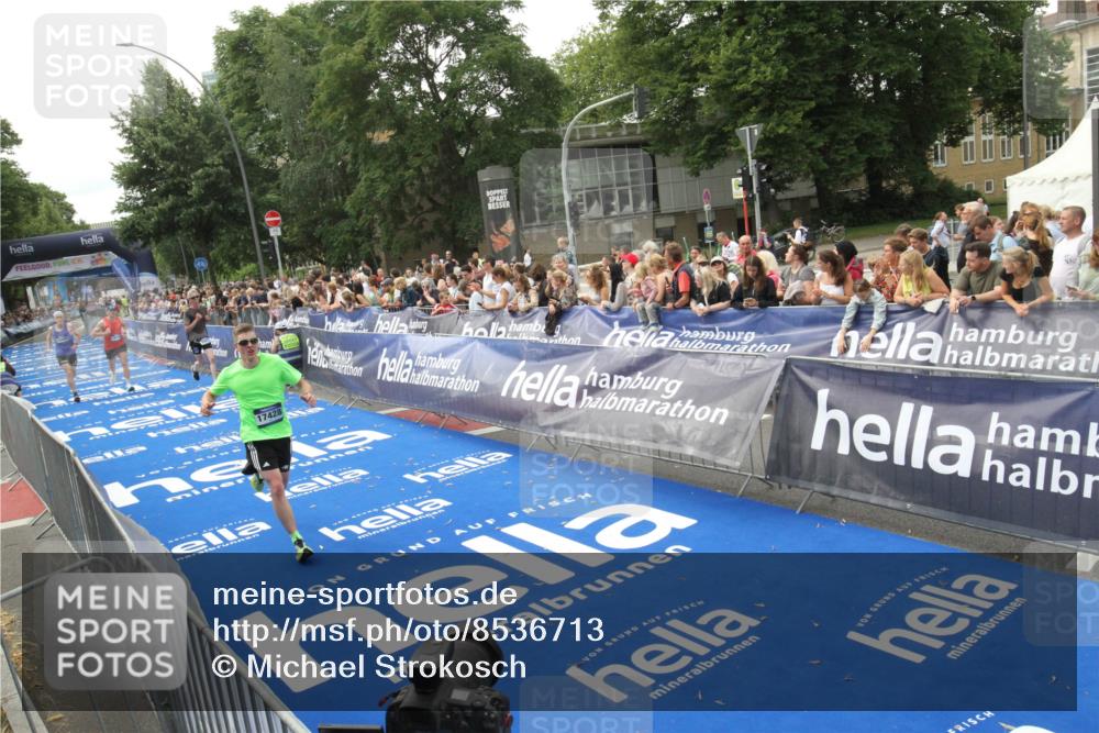 29.06.2025 - hella hamburg halbmarathon Michael Strokosch http://msf.ph/oto/8536713 29.06.2025 10:28:51 Ziel  meine-sportfotos.de