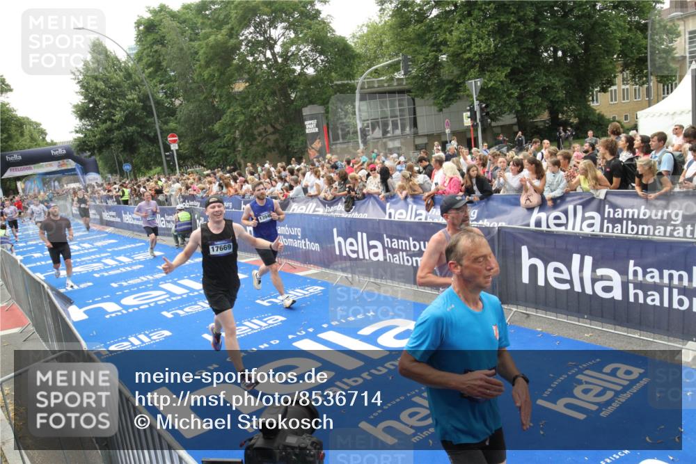 29.06.2025 - hella hamburg halbmarathon Michael Strokosch http://msf.ph/oto/8536714 29.06.2025 10:46:54 Ziel  meine-sportfotos.de