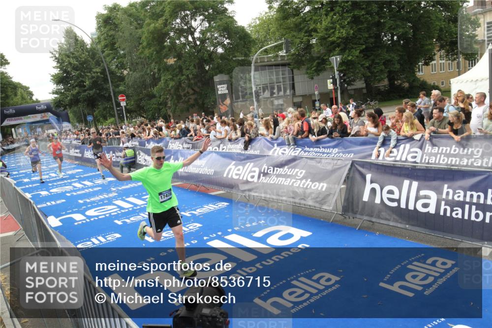 29.06.2025 - hella hamburg halbmarathon Michael Strokosch http://msf.ph/oto/8536715 29.06.2025 10:28:52 Ziel  meine-sportfotos.de