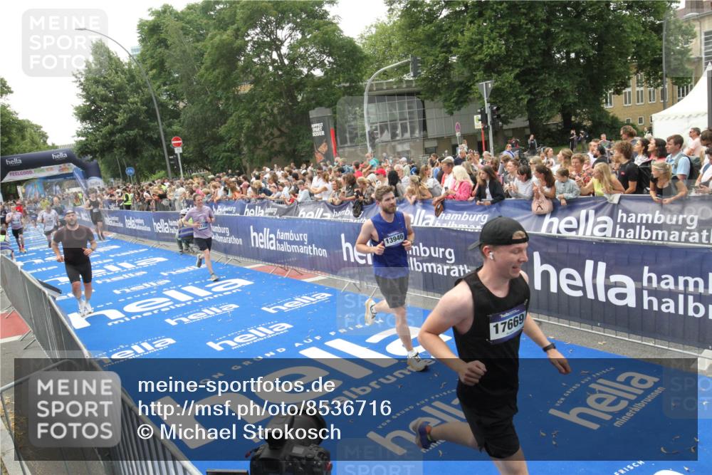 29.06.2025 - hella hamburg halbmarathon Michael Strokosch http://msf.ph/oto/8536716 29.06.2025 10:46:55 Ziel  meine-sportfotos.de